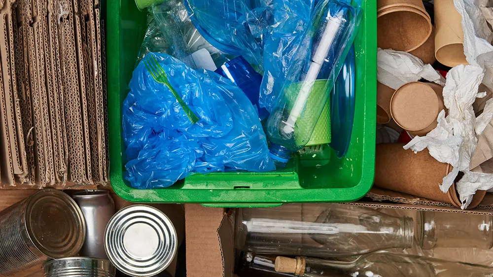 Plast, metall, papp redo för återvinning